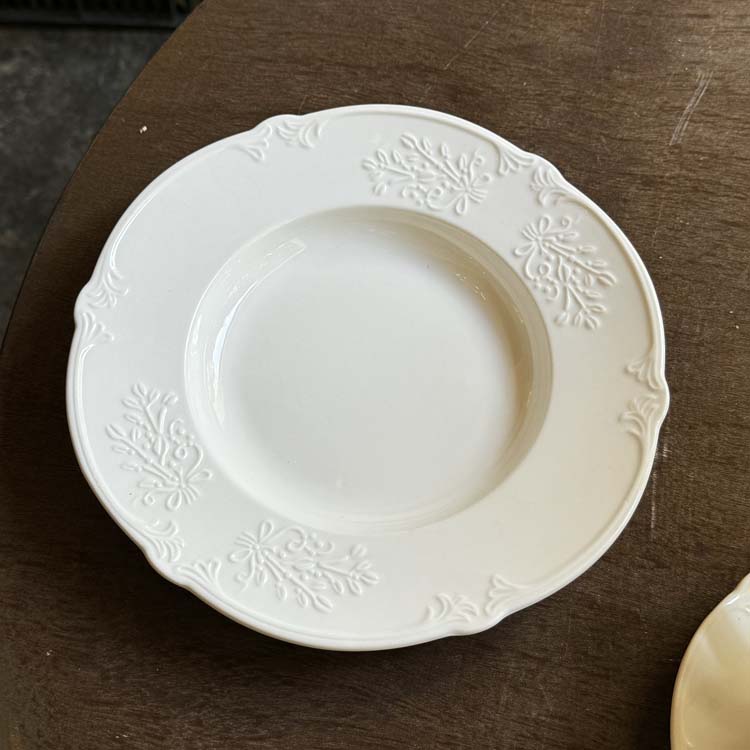 assiette creuse blanche de 9 pouces