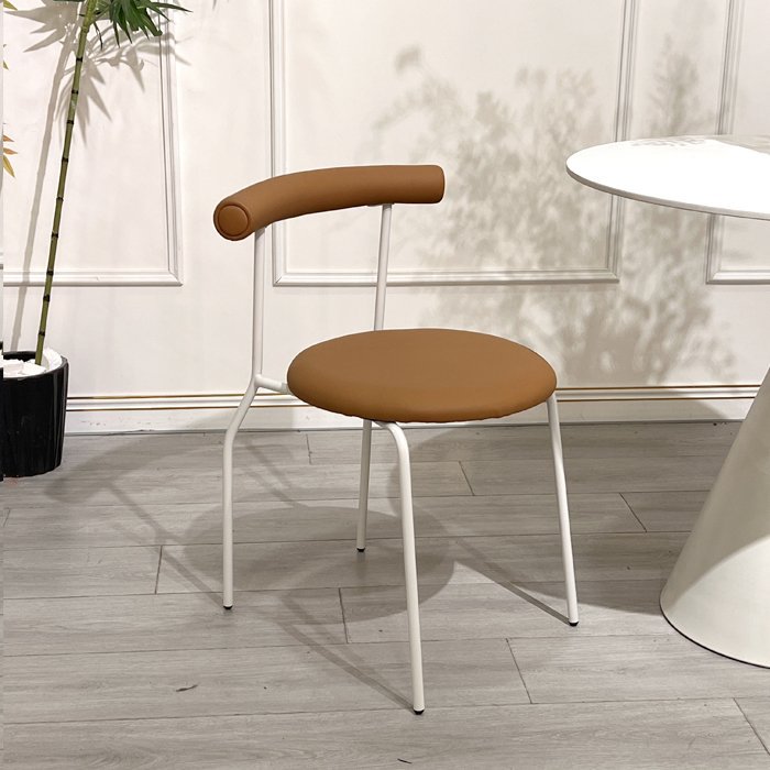 Chaise rouleau aux œufs, pieds marron et blanc.