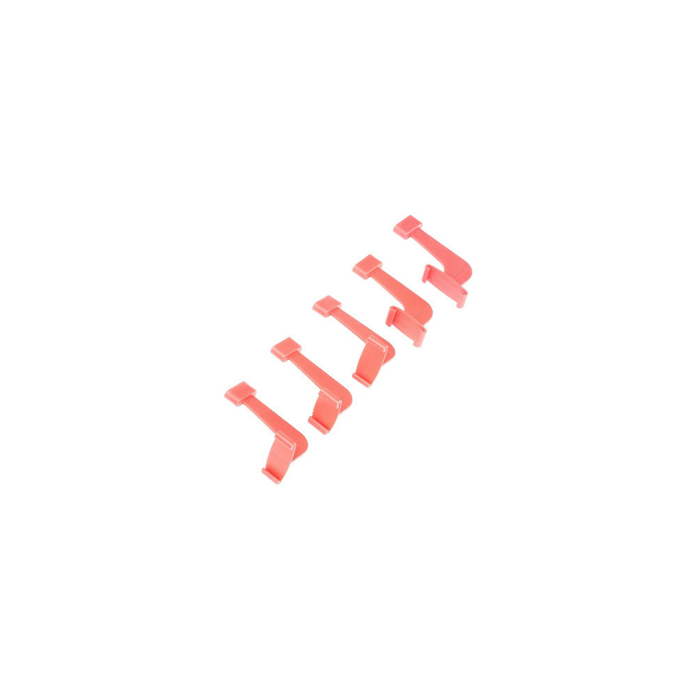 5 guidons rouges