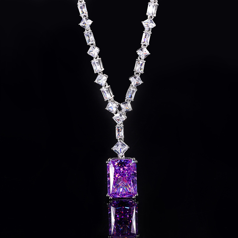 Collier diamant violet taille fleur de glace
