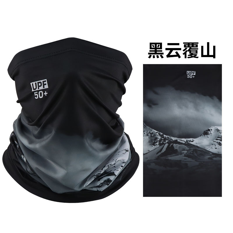 Des nuages sombres couvrent les montagnes - taille unique