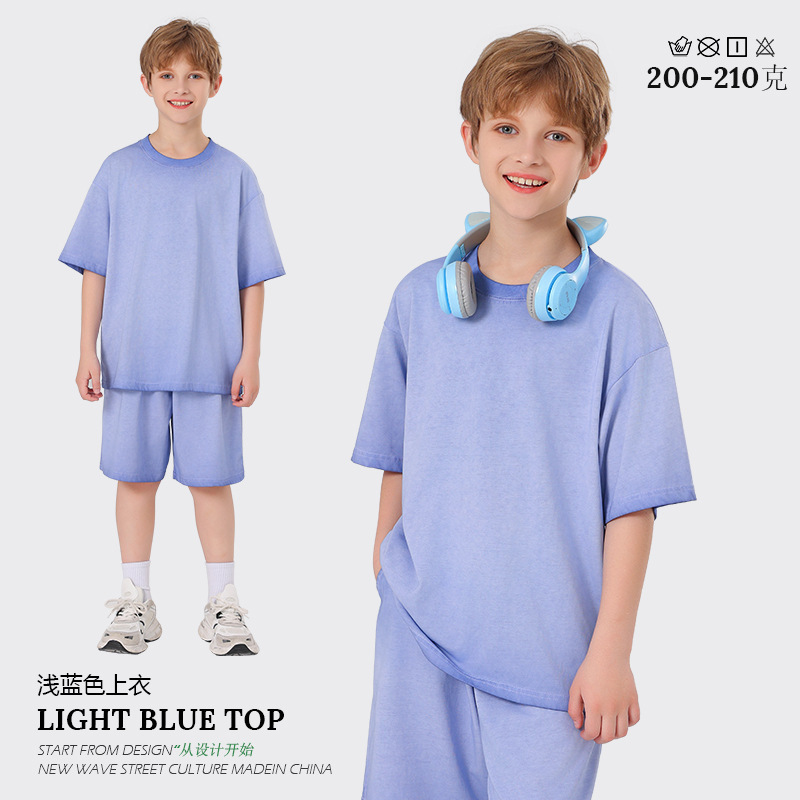 T-shirt azzurra a blocchi di colore