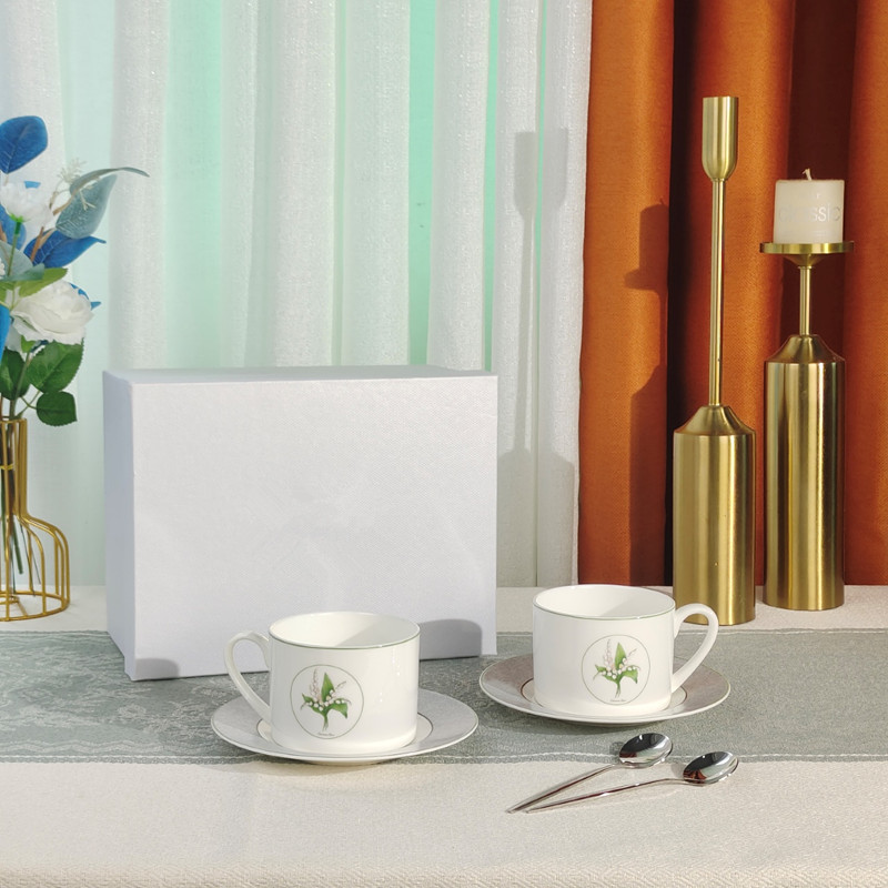 2 tasses 2 soucoupes 2 cuillères