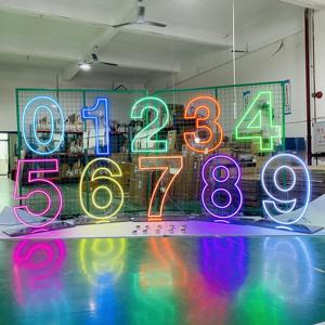 Rgb Neon Numbers Zeichen stehen und hängen Drops hipping No Moq Firmenlogo Party Events öffnen Buchstaben Benutzer definierte LED Neonlicht Zeichen