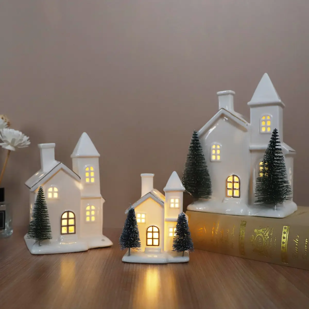 Porcellana pre illuminata LED natale inverno villaggio all'ingrosso schiarente avorio rosso ceramica desktop casa figurina con decorazione albero