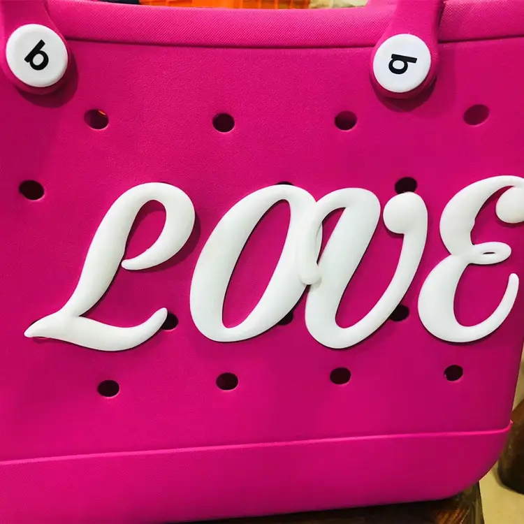 Venta al por mayor diseñador de la mano de las mujeres hechas a mano mochila DIY bolsas de PVC Tote bogg bag letras grandes encantos