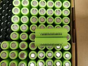 بطارية أصلية ببطارية SZNS بقدرة <span class=keywords><strong>18650</strong></span> و 2500 مللي أمبير في الساعة و 5C قابلة لإعادة الشحن مناسبة لمصباح اليد للبيع بسعر الجملة - Product Image 5