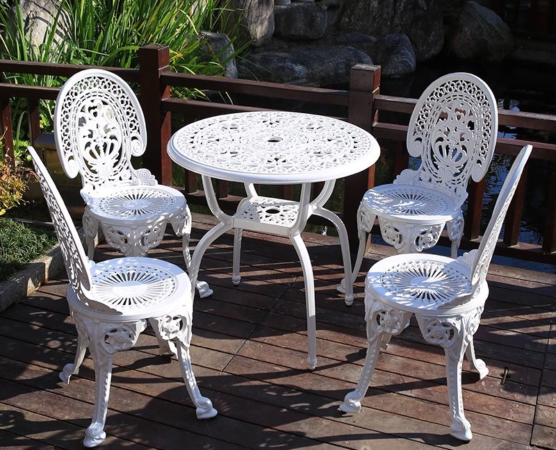 Couronne quatre chaises couronne 70 table ronde-blanc