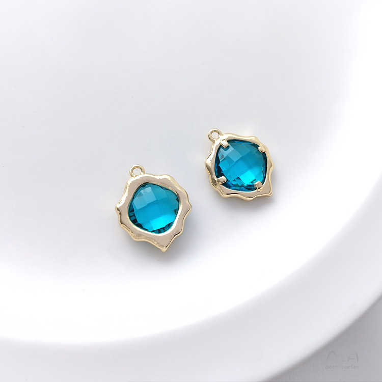 Un pendente con diamante irregolare in blu turco