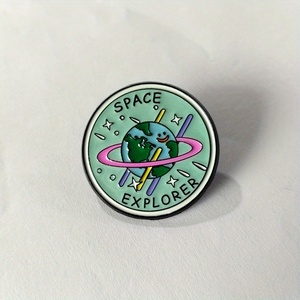 Không gian phong cách huy hiệu theo chủ đề với đồ họa trái đất. Tuyệt vời cho những người thích thiên văn học và thời trang độc đáo, văn bản 'thám hiểm không gian - Product Image 5