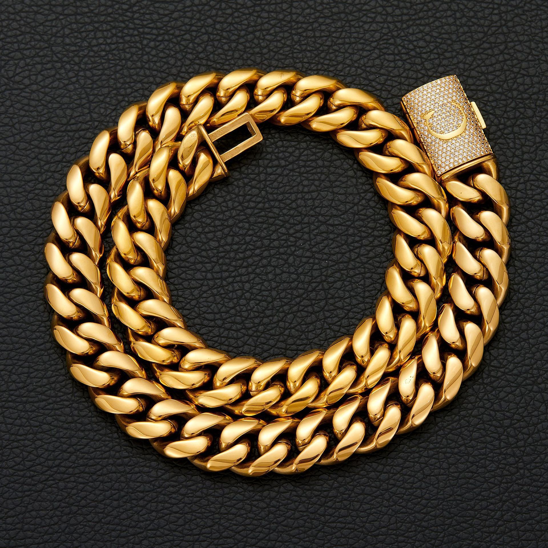 Hebilla dorada con letra C