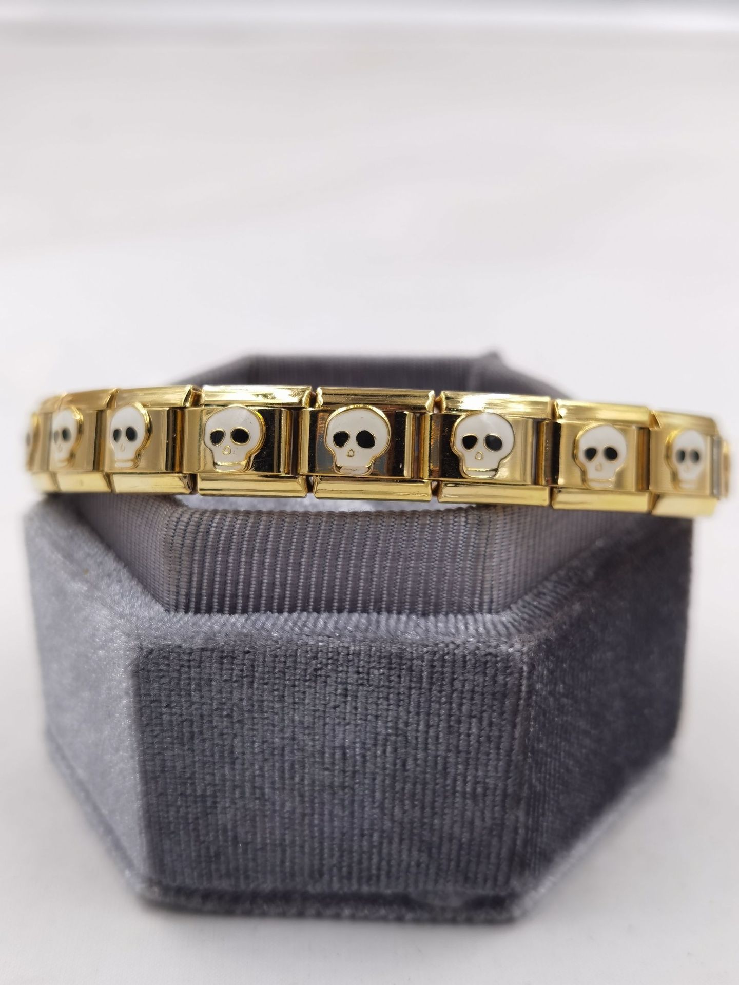 006-white skull gold edge 1 section