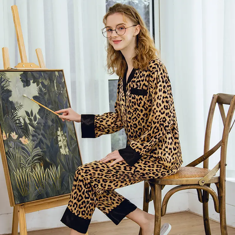 Pantaloni a maniche lunghe in seta leopardata di vendita calda vestiti per la casa set di due pezzi pigiama da notte per donna di famiglia