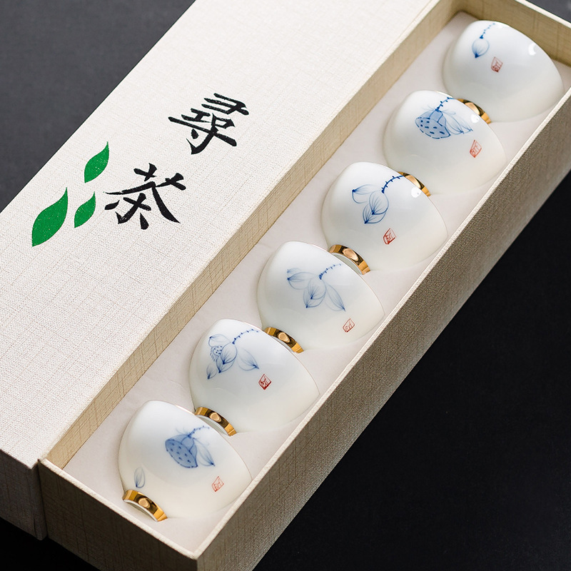 Piede d'oro della rima del loto bianco
