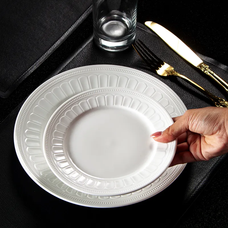 Juego de platos de CENA DE Catering de cerámica blanca nórdica, platos de boda de porcelana con borde de encaje en relieve de estilo francés para restaurante