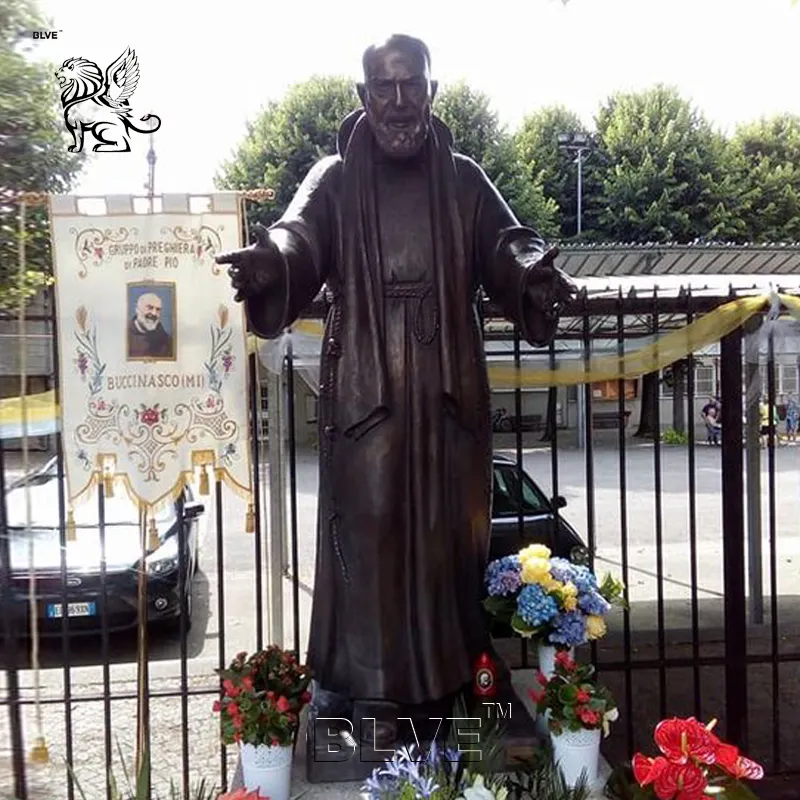 BLVE Metal al aire libre Iglesia antigua Tamaño real Religioso Italia Famoso sacerdote Padre San Padre Pío Estatua de bronce Escultura