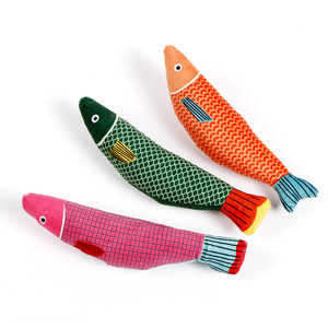 Pez realista <span class=keywords><strong>Catnip</strong></span> gato juguetes gato dientes limpieza y alivio del estrés pez de peluche personalizado al por mayor juguetes de gato de peluche - Product Image 3