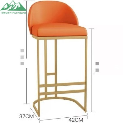 Support doré et coussin d'assise orange