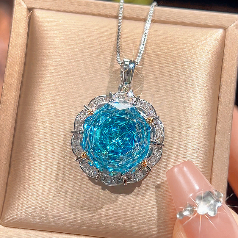 Pendentif bleu marine avec chaîne vénitienne