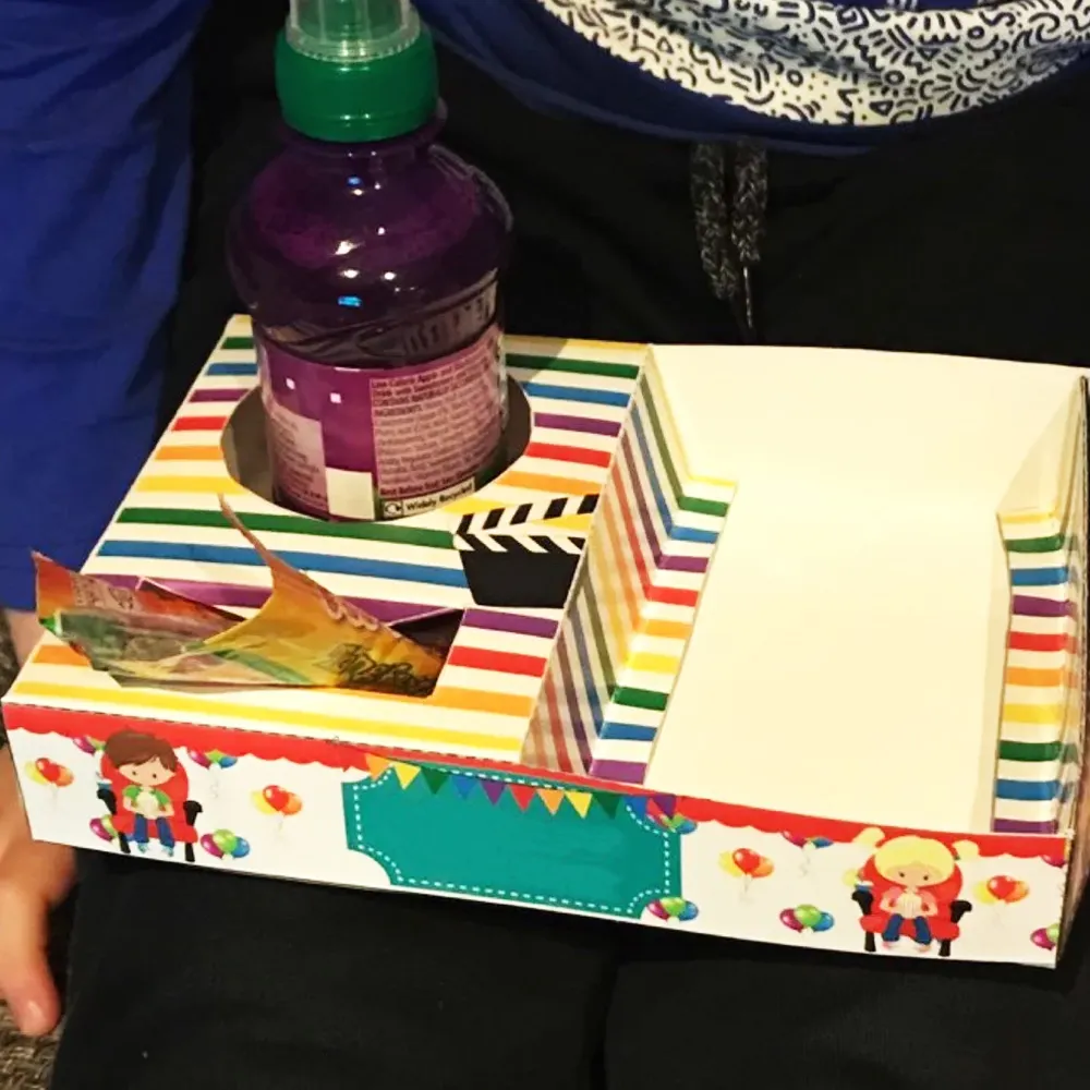 Caja de palomitas de papel de noche de película con temática de arcoíris para niños/bandeja de estilo de cine caja de aperitivos familiar bandejas de aperitivos de noche de película