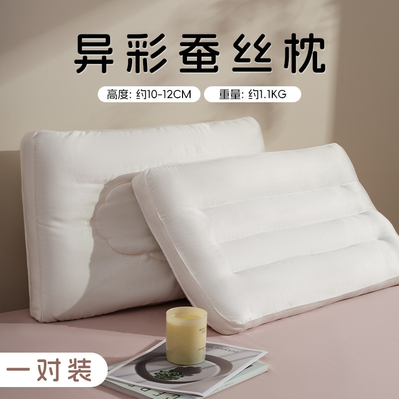 Un par de almohadas de seda de colores.