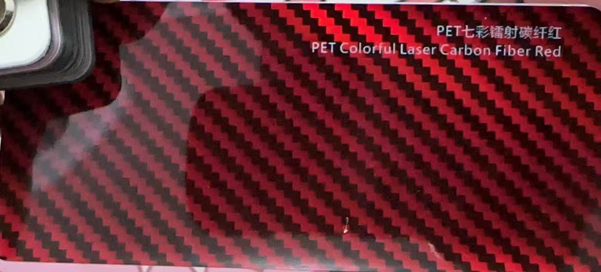 Fibra de carbono láser roja, con un toque de color vibrante.