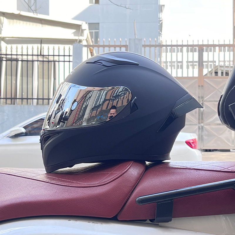 Noir mat avec verres miroir argentés + spoiler