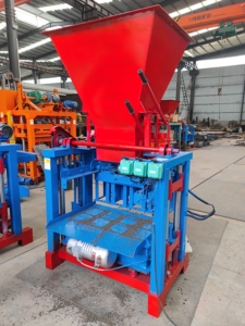 Máquina automática de bloques de hormigón a precio de fábrica de China con tolva para bloques de cemento de pavimentación entrelazada - Product Image 5