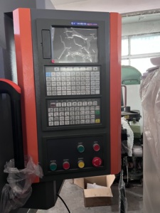 Torno CNC pequeño de rendimiento estable Oem/Odm Torno de alta precisión Máquina de torno de procesamiento de metales CNC - Product Image 4