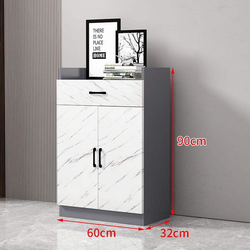 Modèle économique gris clair de luxe à deux portes