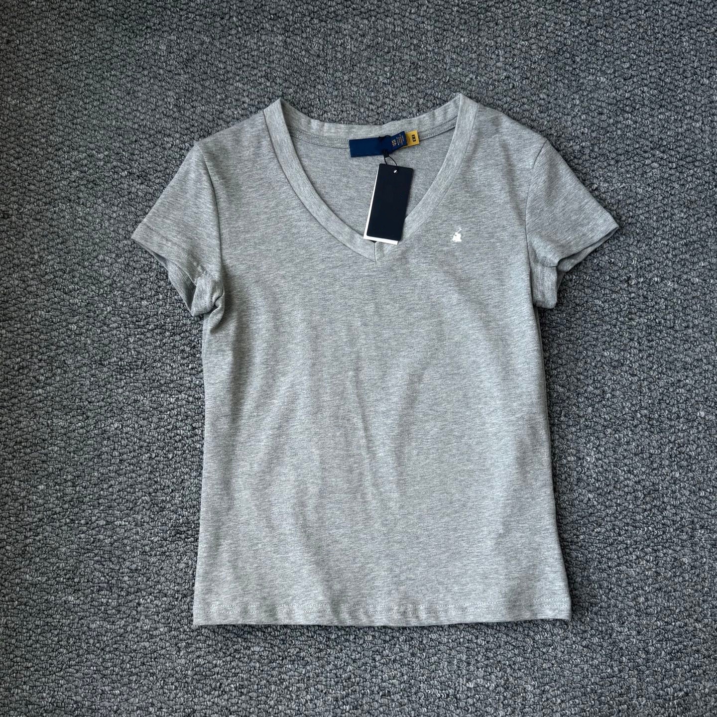 Light gray white label