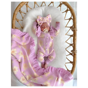 Kızlar için yüksek kalite özelleştirilmiş Customized bebek Raglan örgü omuz papatya desen fırfır Romper Snap düğmesi maç fırfır battaniye - Product Image 3