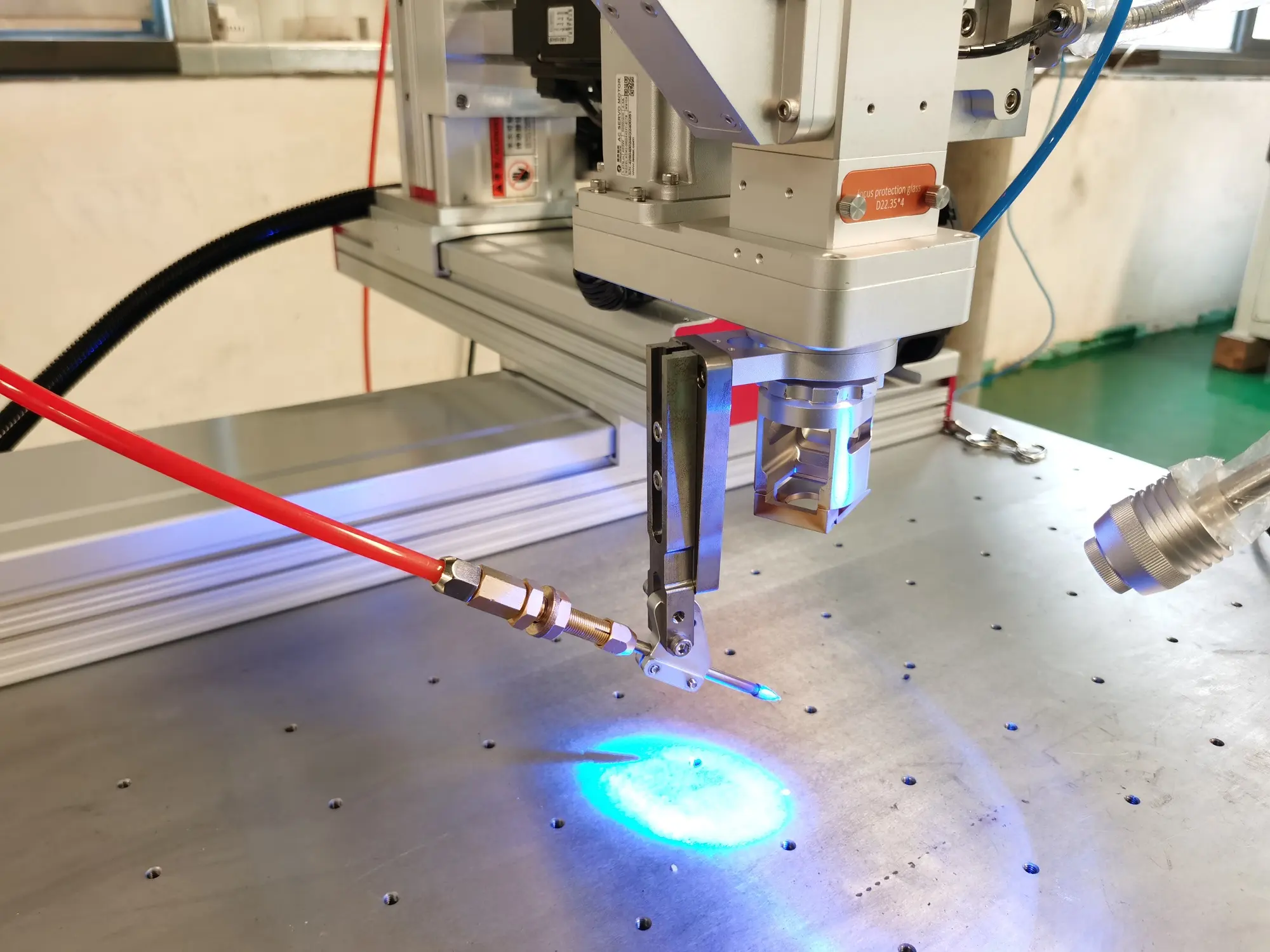 Piattaforma cnc automatica saldatore laser 5 assi raffreddato ad acqua in acciaio rame metallo 3000w impulso continuo CW macchina di saldatura laser in fibra