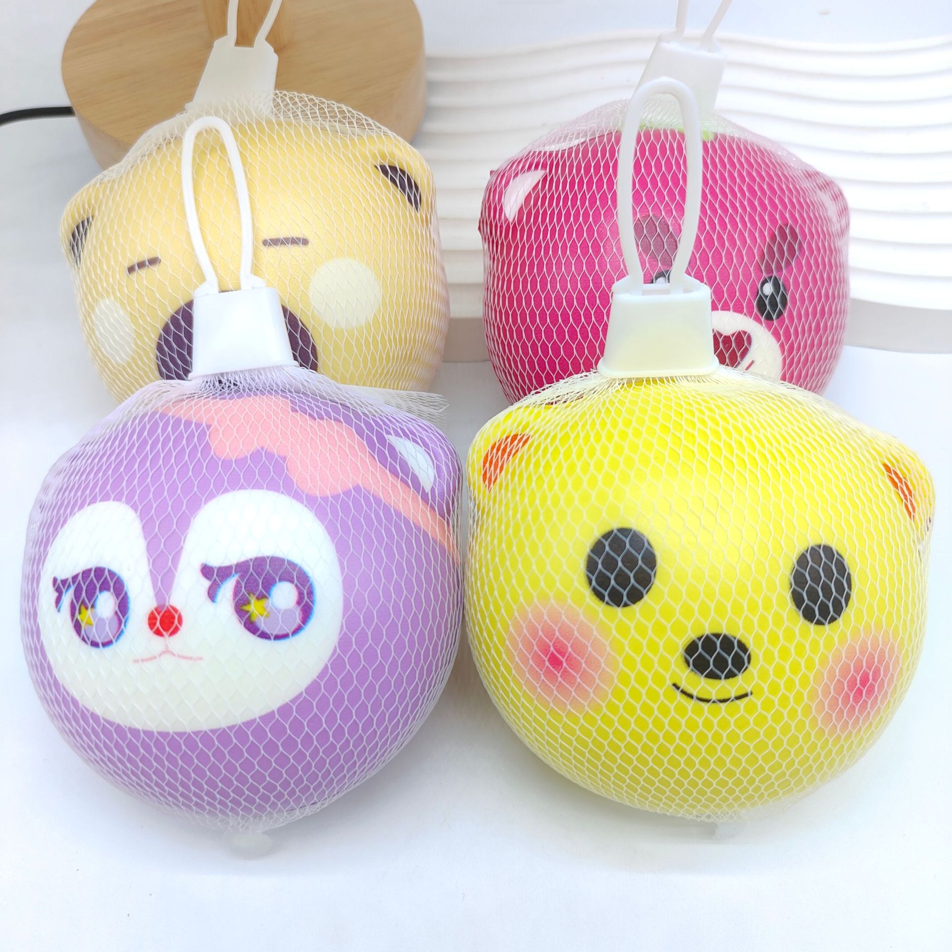 Embalaje en bolsa de malla con cuatro cabezas de animales - pelo mixto.