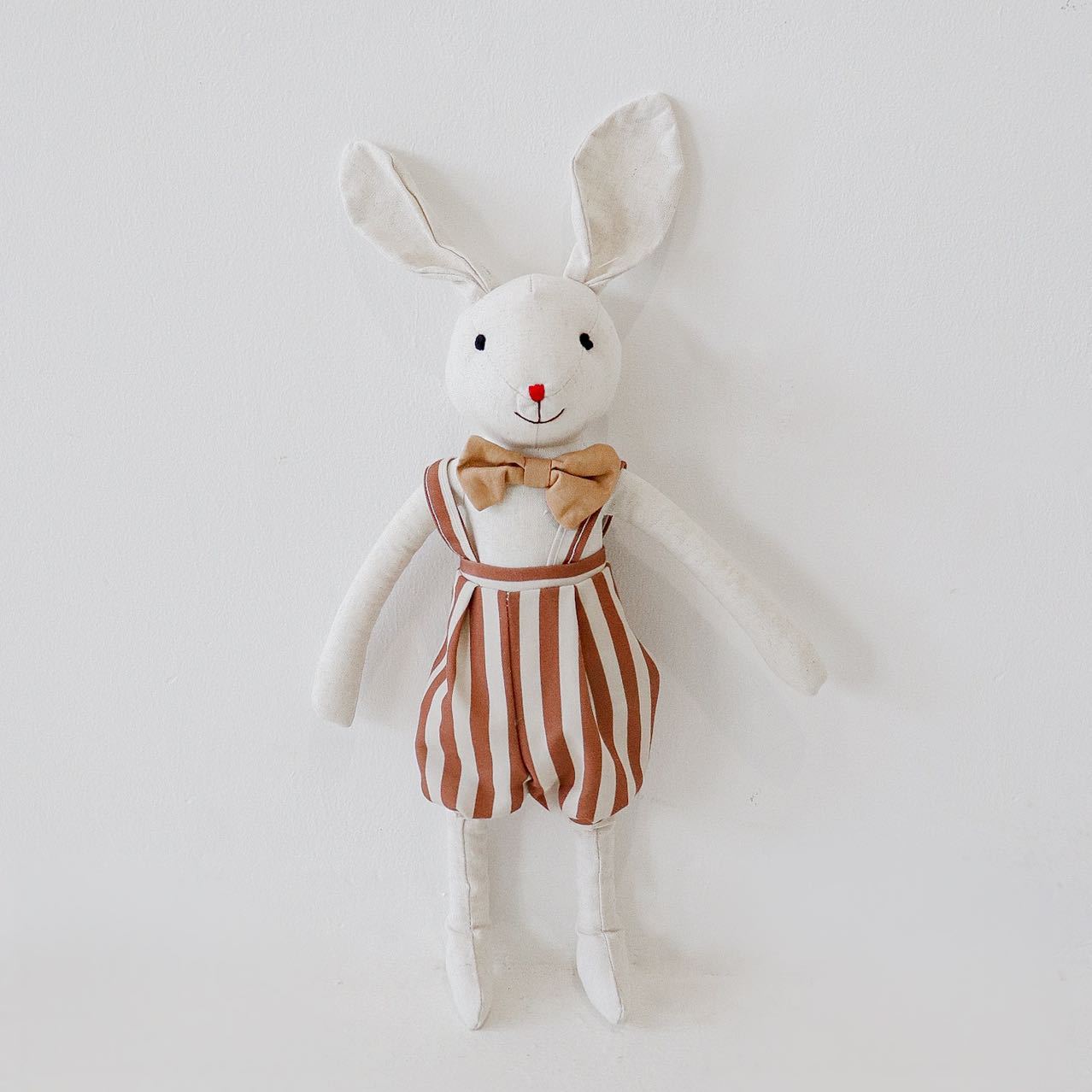 Poupée lapin portant une salopette