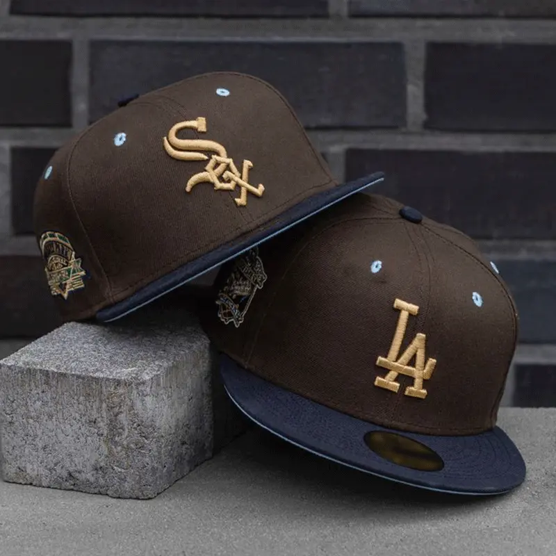 Nuevo estilo, ala plana bordada, logotipo personalizado, parche lateral para deportes al aire libre, gorra deportiva ajustada, gorra de béisbol con diseño
