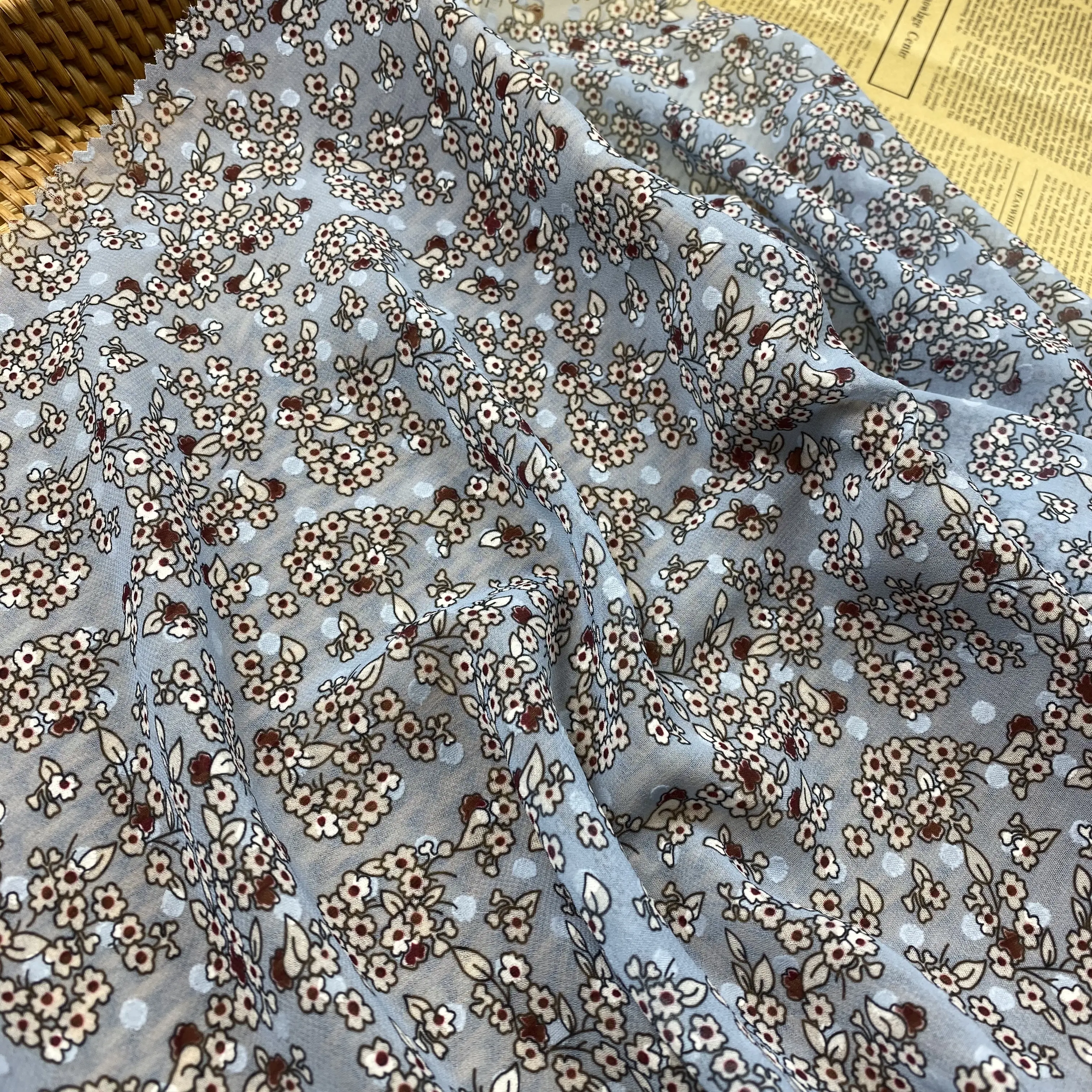 Tekstil tedarikçileri % 100% poli toptan giyim kumaş ucuz polyester POLAKA puantiyeli kumaş jakarlı kumaşlar stok elbise