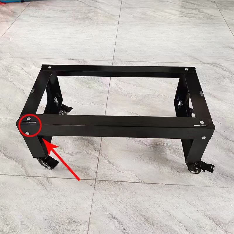 Base universal negra de 60 cm con ruedas.