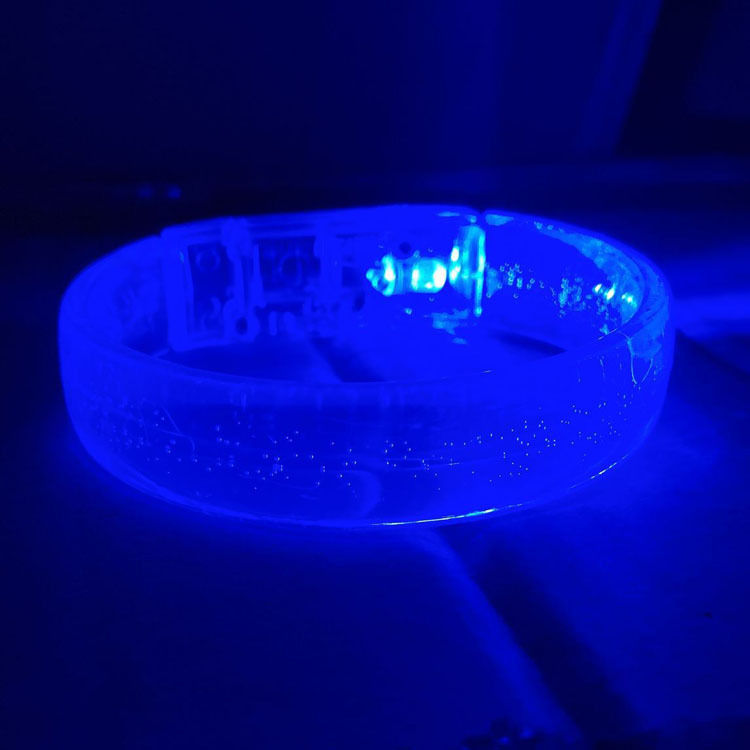 Un bracelet bleu