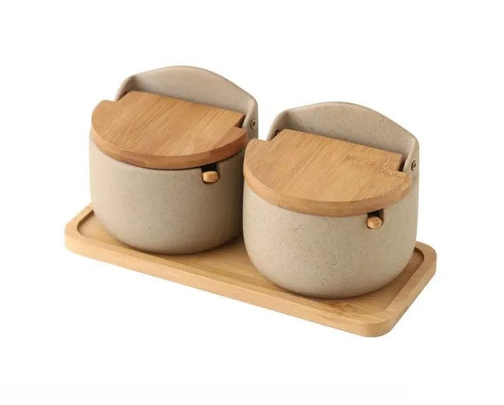 Confezione da 2 contenitori per Dispenser di cumino di zucchero e sale per condimenti da cucina set di barattoli per spezie in ceramica in stile giapponese con coperchi per vassoio in bambù