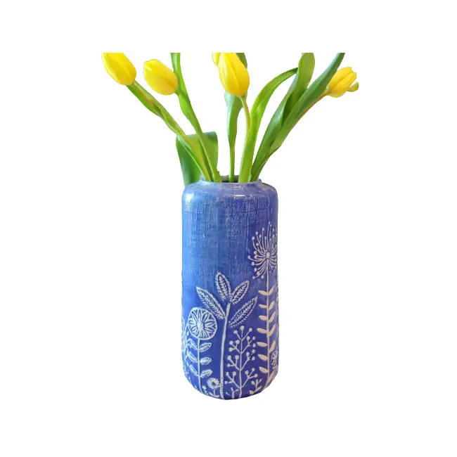 素朴な農家のリビングルームの装飾に適したオーシャンブルーの花の花瓶