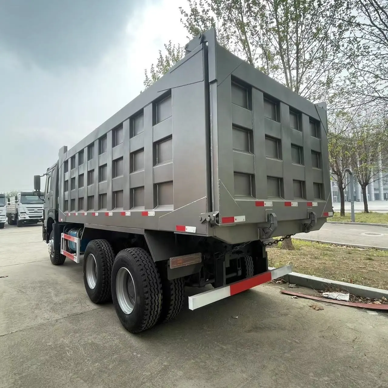 사용 된 좋은 품질 HOWO 25 톤 덤프 트럭 371hp 대형 트럭 6x4 유로 2 10 바퀴 티퍼 트럭 판매