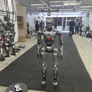 Engineai Bipedal Humanoid Robot Natürlicher Gang Erster Front Flip Smart Robot Stand und Walk Support Zweite Entwicklung - Product Image 5