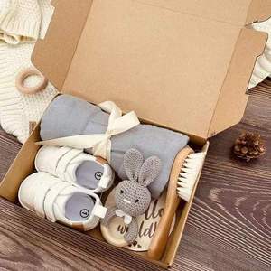 Özel yenidoğan bebek duş hediye kutusu ahşap Milestone büyüme kartları çıngırak diş kaşıyıcı oyuncaklar Muslin battaniye hediye seti - Product Image 3