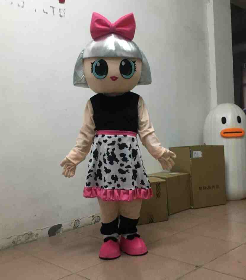 chica de pelo plateado