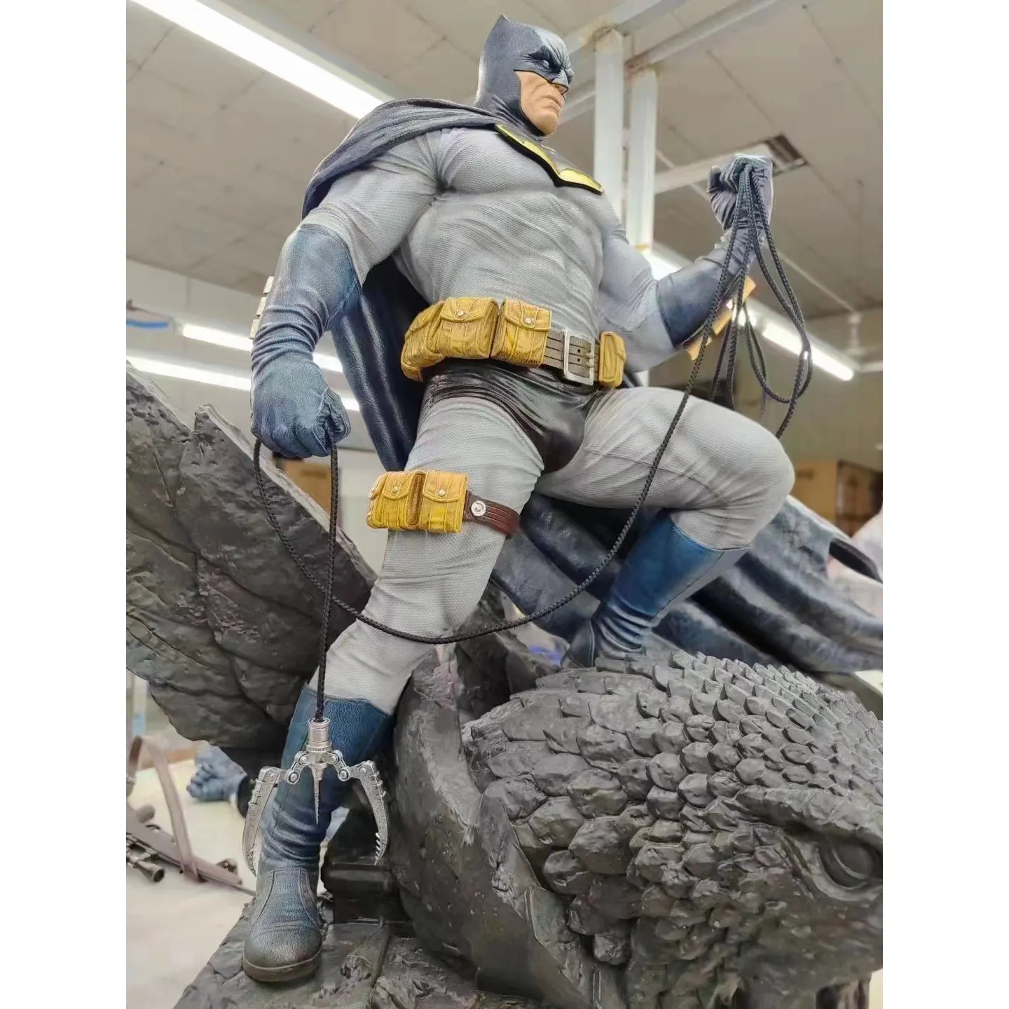 Personajes de película DC de fibra de vidrio, escultura de superhéroe, muebles de cine, escultura de batman de fibra de vidrio, 101cm de altura