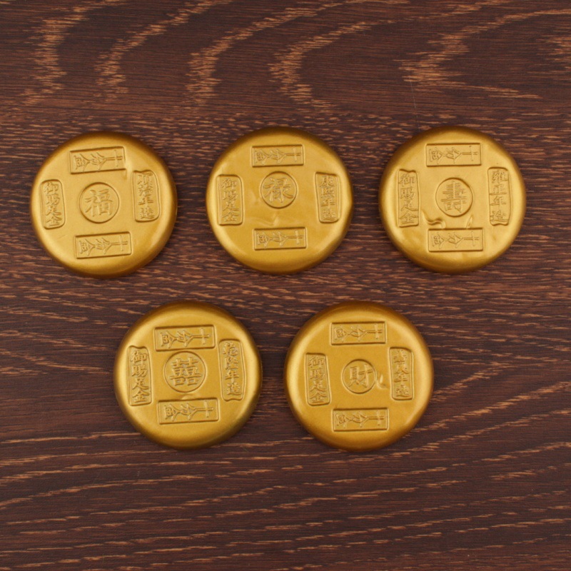 Un conjunto de monedas de Fortuna, Prosperidad, Longevidad, Felicidad y Riqueza.