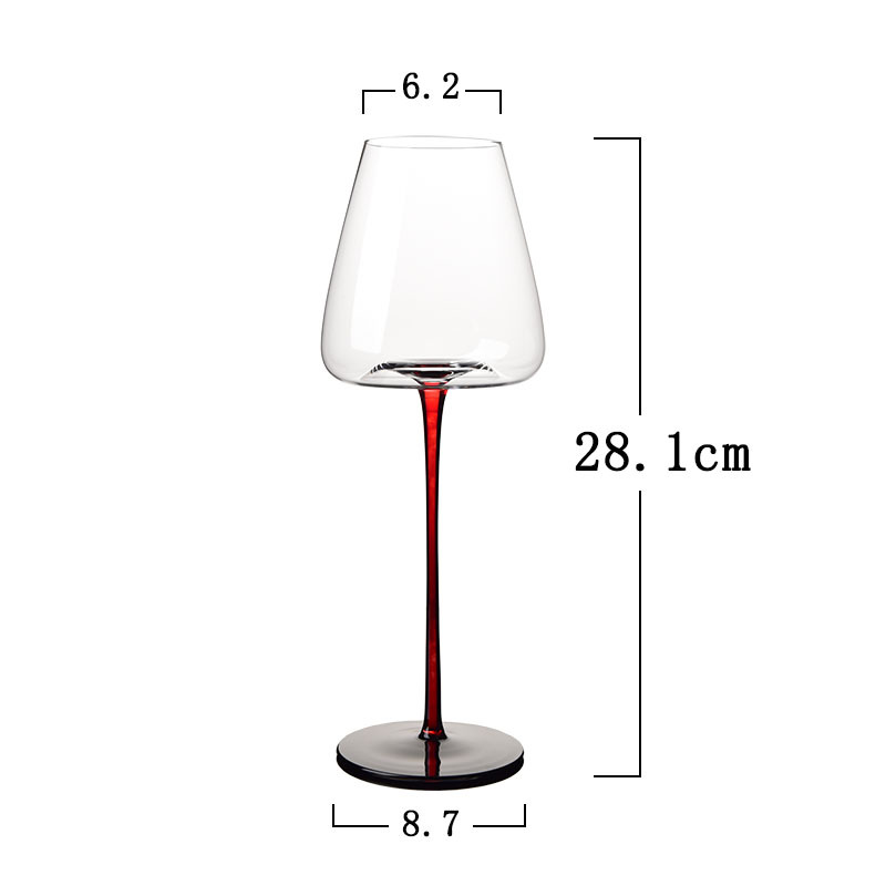 Grand verre à vin rouge avec fond noir