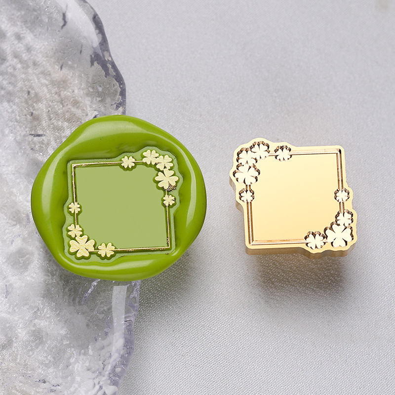 Four-leaf clover border (irregular shape, 24x23.4mm)