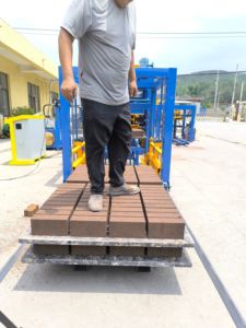 Macchinario automatico del materiale da costruzione macchina per la produzione di mattoni in blocchi di cemento linea di produzione di mattoni di cemento ad incastro idraulico - Product Image 4